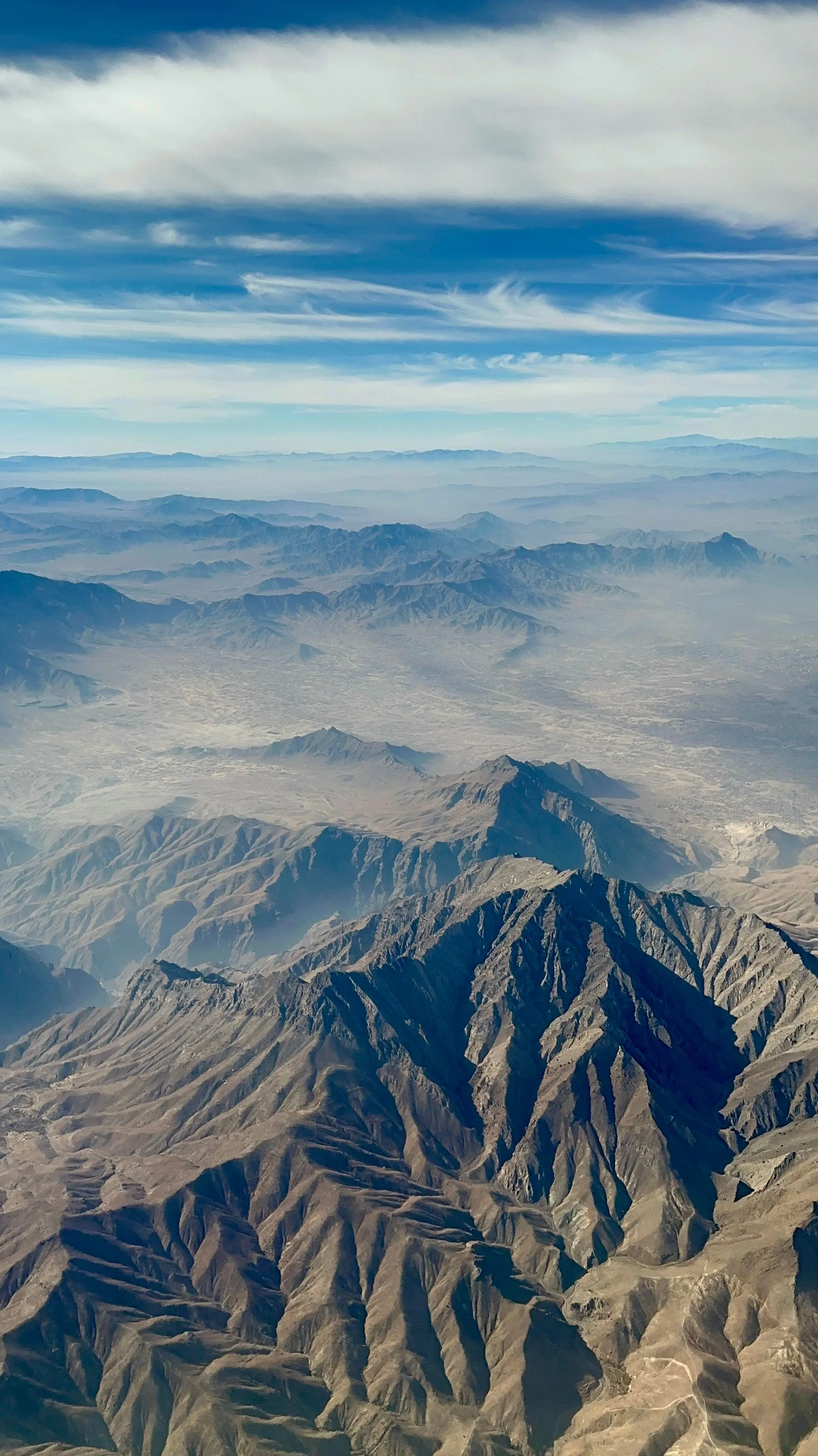 Luftaufnahme der zerklüfteten Berglandschaft Afghanistans