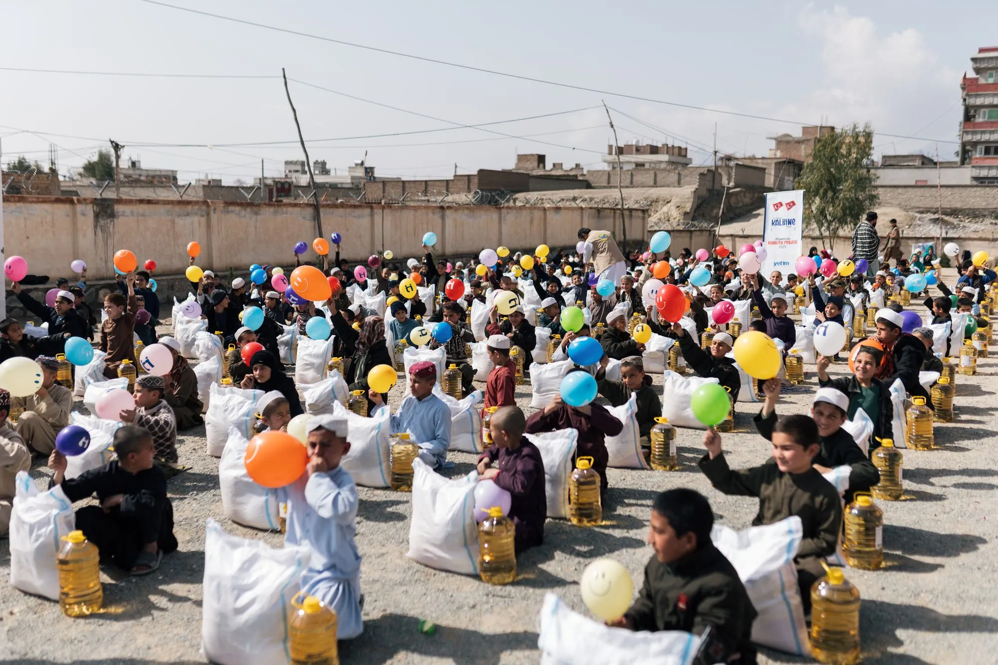 Kinder mit Luftballons bei einer Hilfsgüterverteilung in Afghanistan