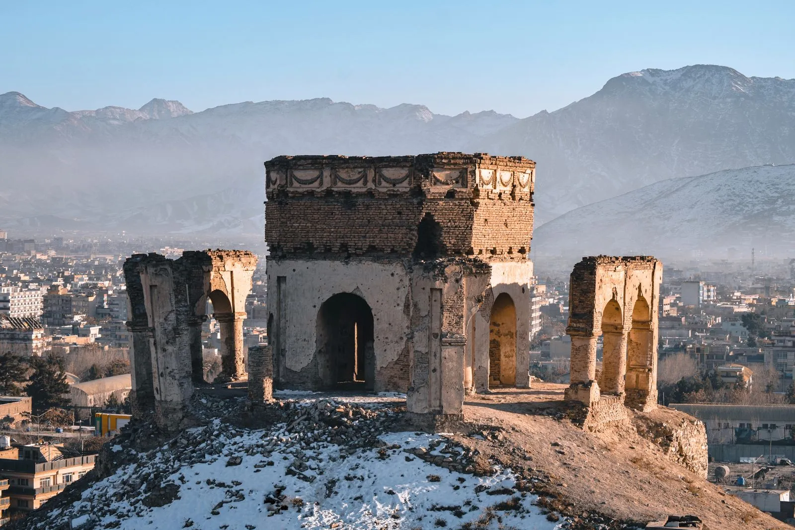 Ruinen einer historischen Festung über Kabul im Winter