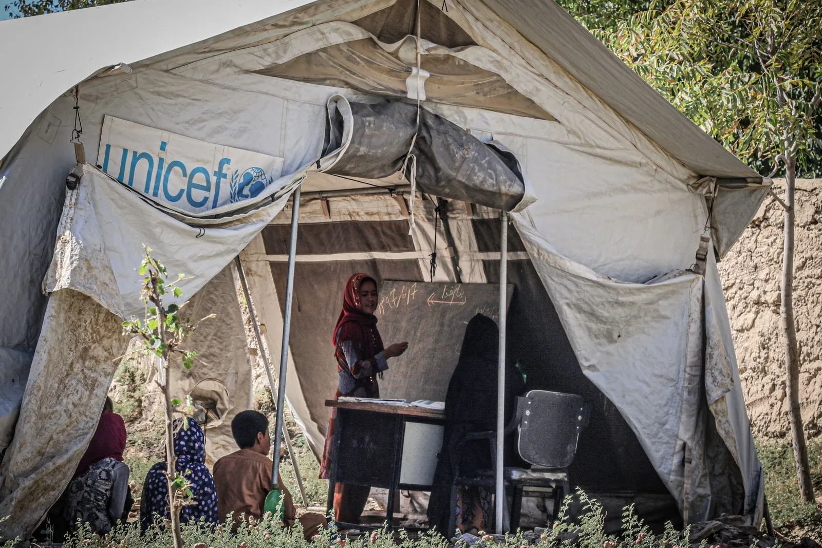 Unterricht in einem Zelt in einem afghanischen Flüchtlingslager